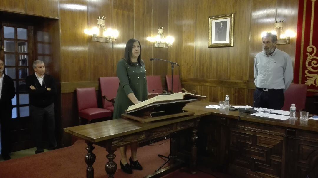 La nueva diputada Montserrat Sastre en el momento de jurar su cargo