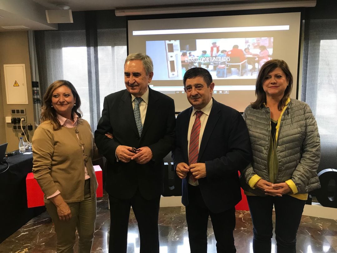 Reyes Chamorro, José Boyano, Francisco Reyes y María Eugenia Valdivielso en la presentación de la memoria de Cruz Roja 2018.