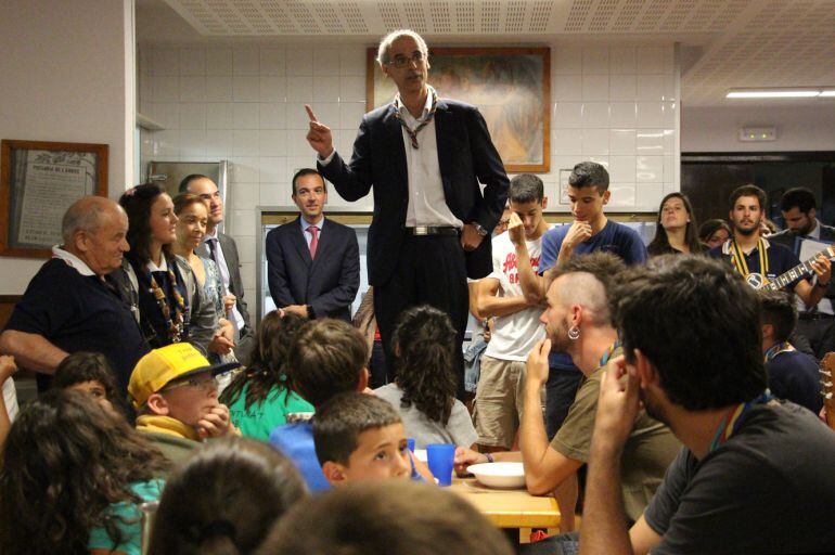 El cap de Govern, Antoni Martí, en la seva visita a la casa de colònies AINA.
