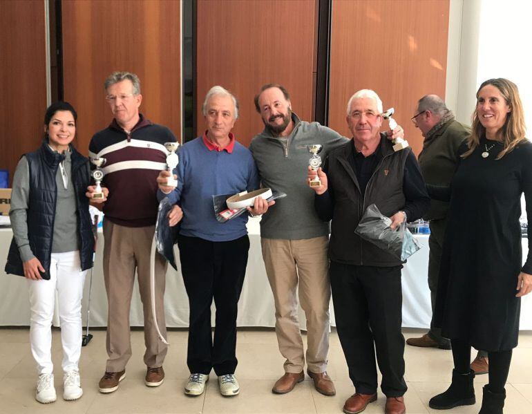 El equipo ganador junto a Ana Berbel, comercial de Alcaidesa Golf (Izda.) y la oragnizadora del evento Paloma Rivaya.