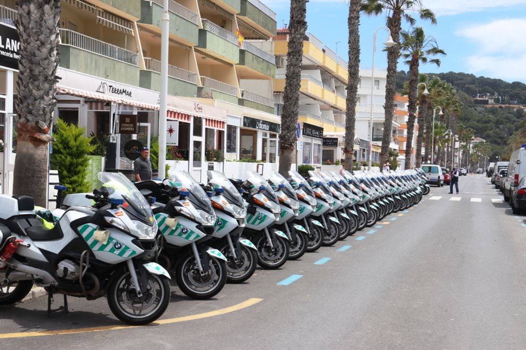 Motos de agentes en prácticas de la Guardia Civil de Tráfico aparcadas en el paseo de La Herradura (Granada)