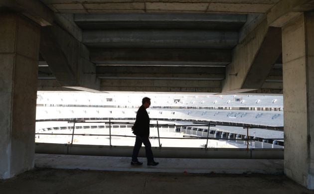 El máximo accionista del VCF paseo por el Nuevo Mestalla, al que deber dar una solución definitiva comprometiéndose.