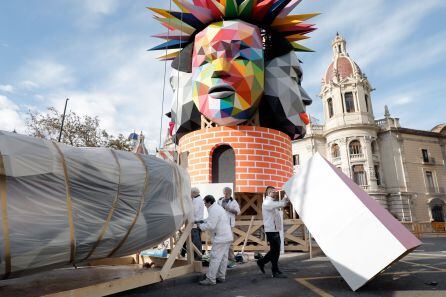 Operarios trabajan en el montaje de las fallas de la sección especial.