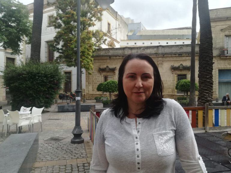 Nela García, presidenta de Acoje, en la plaza del Progreso