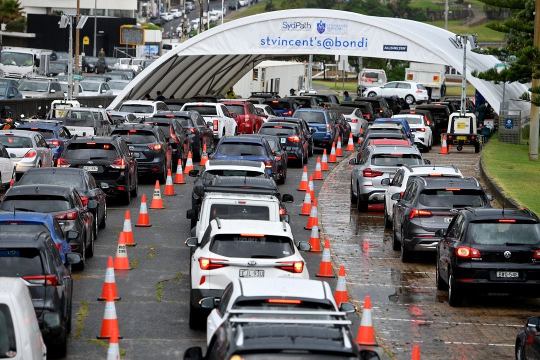 Una cola de coches para acceder a un test COVID en Sydney (Australia).