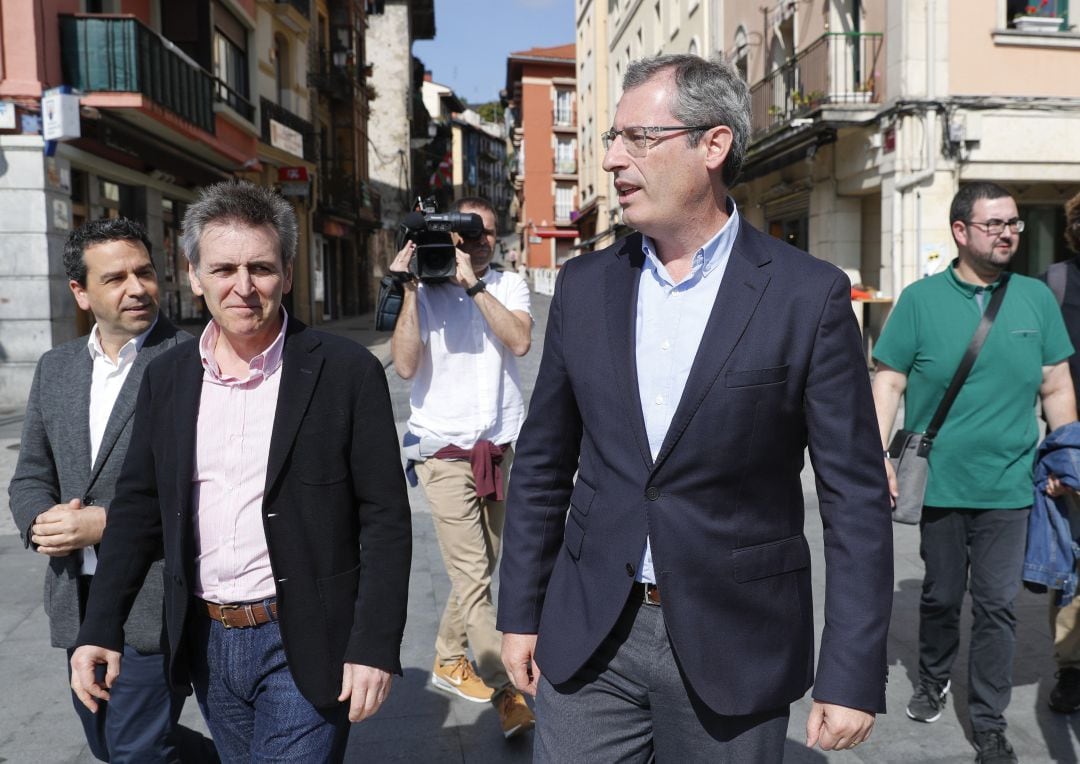 El candidato del PNV a las Juntas Generales de Gipuzkoa, Markel Olano, en una acto electoral en Irun.