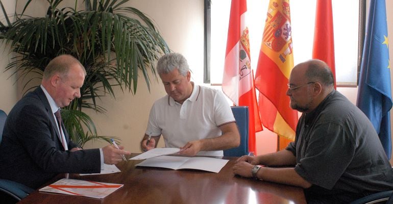 Eduardo Samendi, presidente de ACN, Narciso Romero, alcalde de Sanse y Miguel Ángel Fernández, concejal de Desarrollo Local en la firma del convenio 