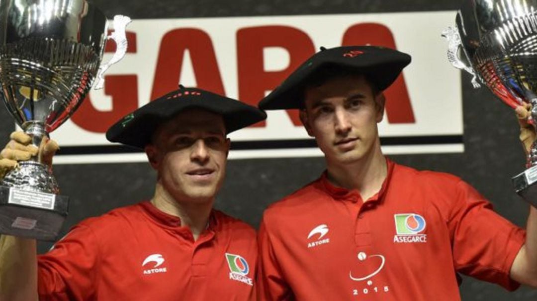 Aimar Olaizola y Mikel Urrutikoetxea, con la txapela del Parejas de 2016, el último título en el palmarés del de Goizueta