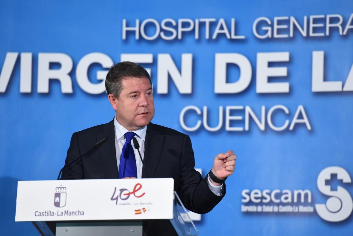 El presidente regional, Emiliano García-Page, en su visita al Hospital Virgen de la Luz