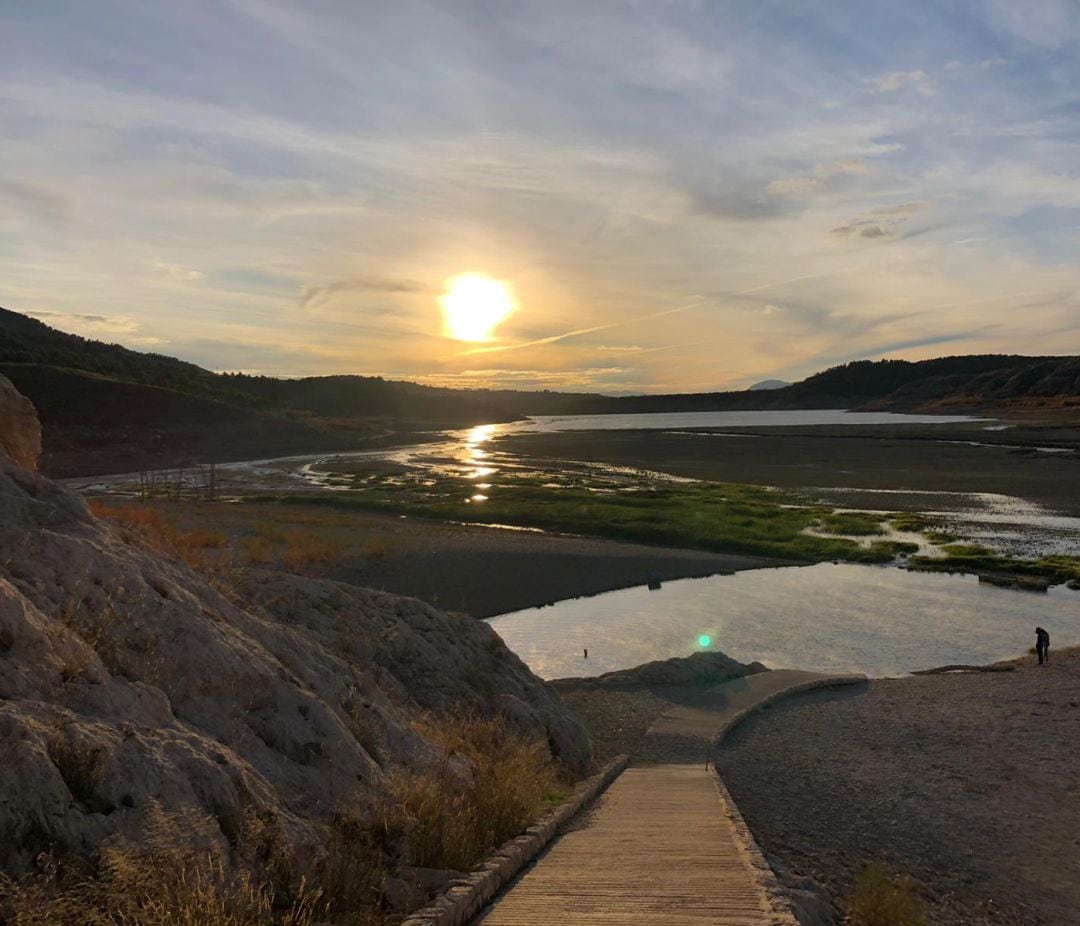 Cola del pantano del Negratín a comienzos de 2021. La bajada de las aguas ha dejado al descubierto la poza que forma el antiguo manantial de aguas termales de Zújar (Granada), habitualmente cubierto