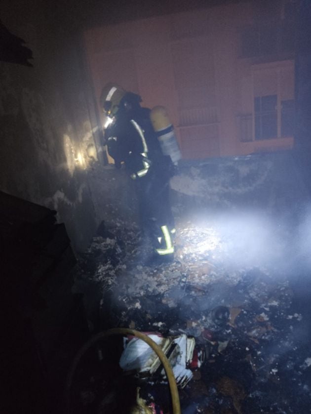 Los bomberos actuando en la vivienda