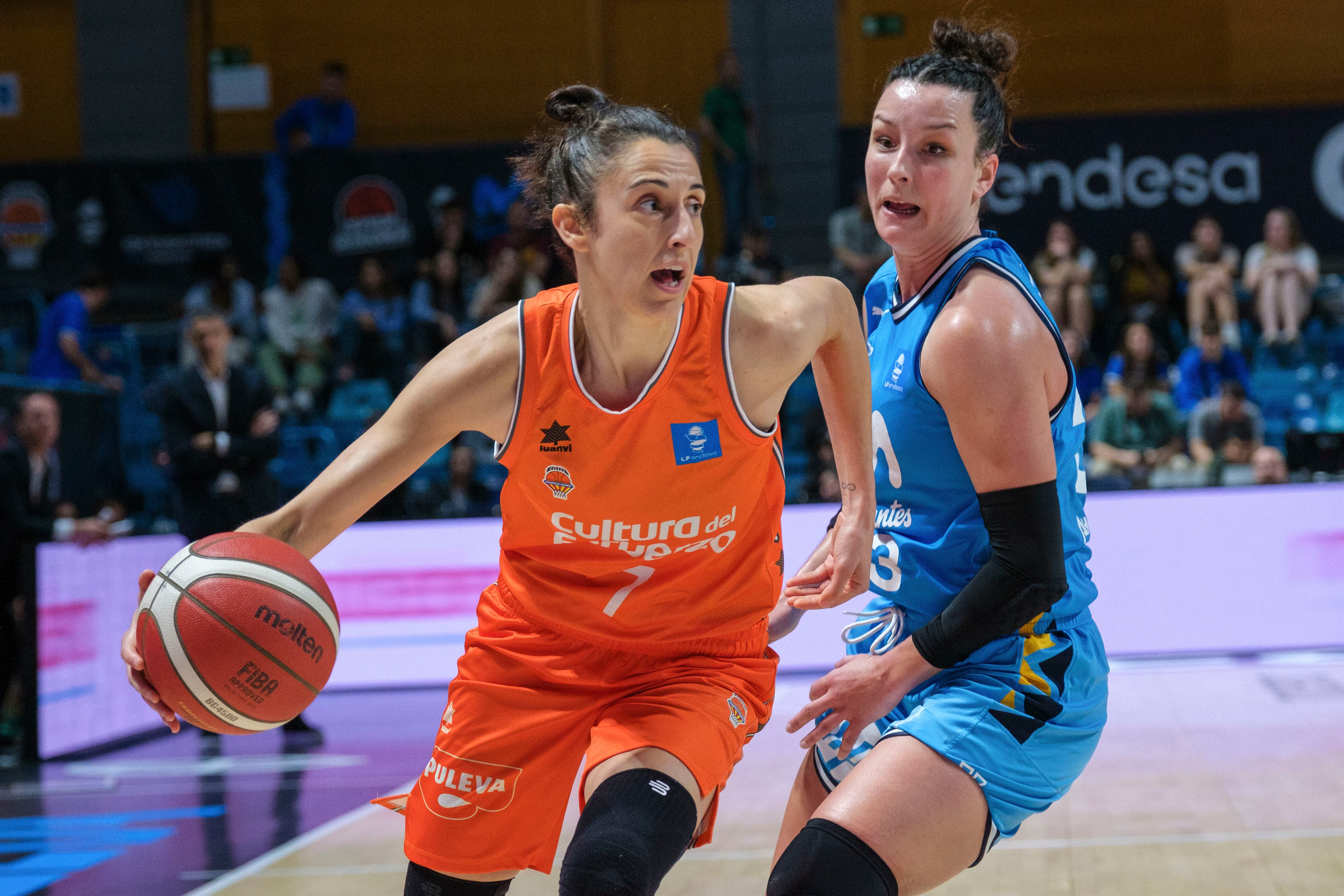 HUELVA, 23/03/2024.- La jugadora del Valencia Alba Torrens (i), durante el primer encuentro de semifinales de la Copa de la Reina de Baloncesto disputado entre el Valencia Basket y Estudiantes Movistar, en el Palacio de Deportes ?Carolina Marín? de Huelva. EFE/ Julián Pérez