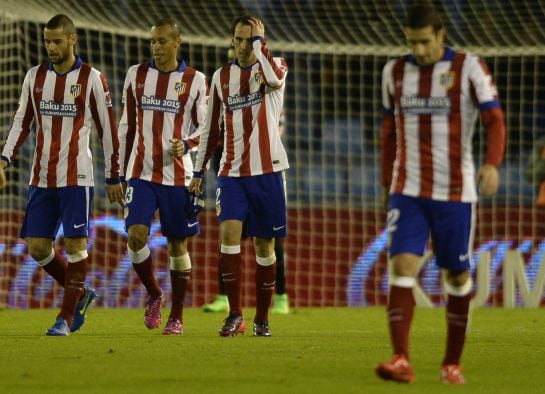 Los jugadores rojiblancos, tras encajar el segundo gol.