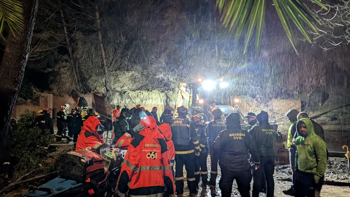 Una persona rescatada en Canena tras el desprendimiento de un talud en la avenida de Jaén