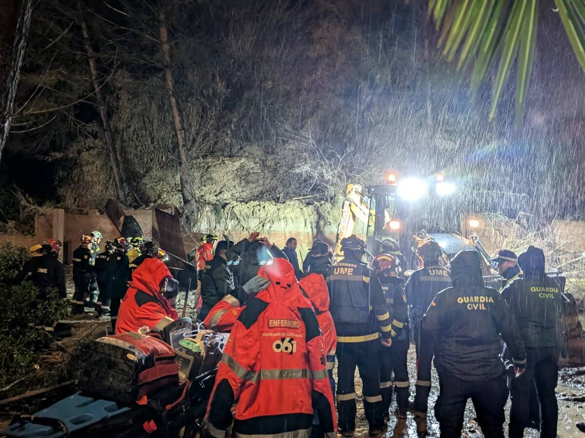Una persona rescatada en Canena tras el desprendimiento de un talud en la avenida de Jaén