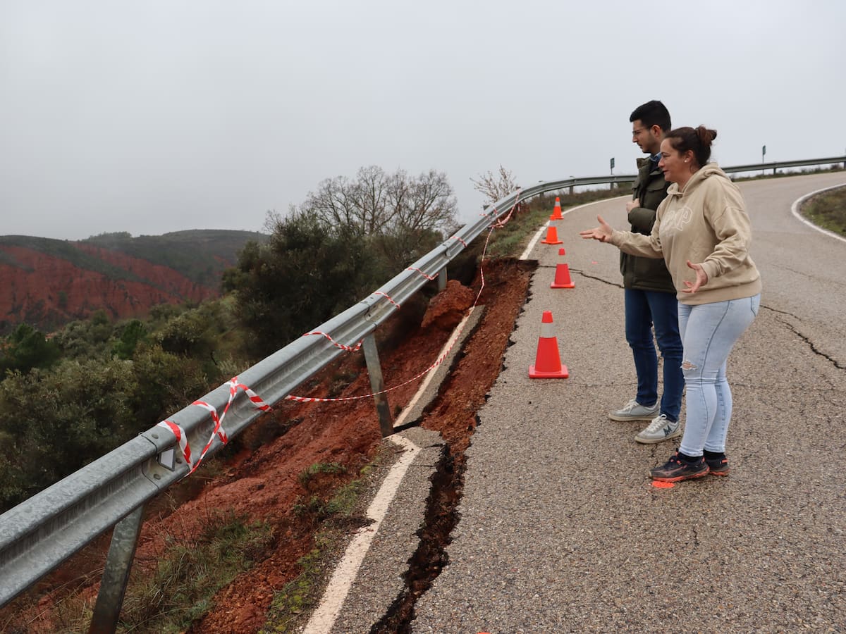 Se hunde la carretera de Valdesotos