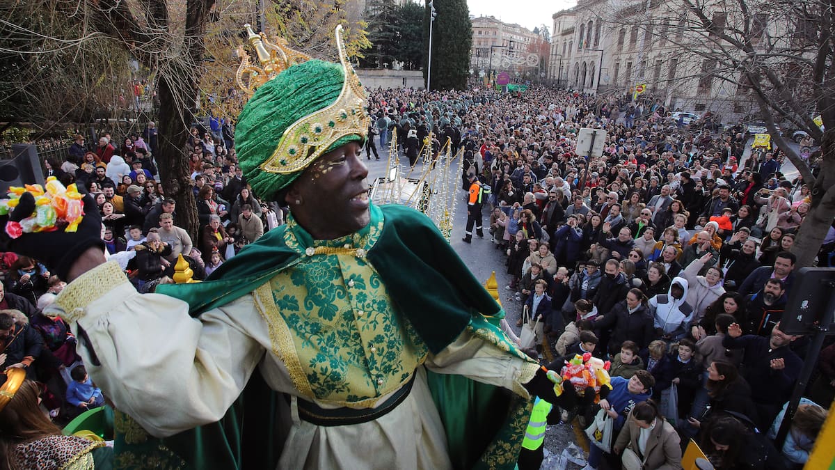 Granada consigue desafiar a la lluvia y miles de personas disfrutan de una Cabalgata de Reyes Magos a plena luz del día