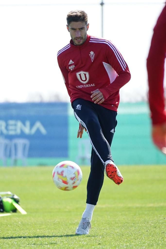 Íñigo Piña en un entrenamiento con el Real Murcia