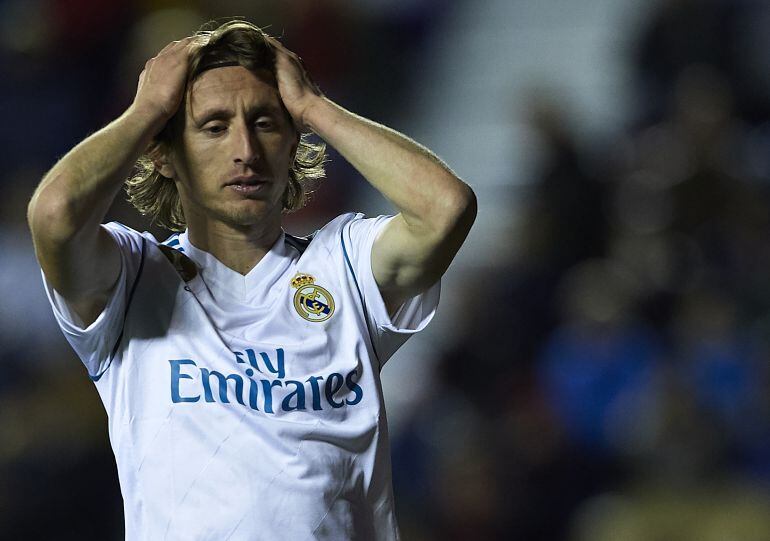 Modric, con las manos en la cabeza durante un partido del Real Madrid