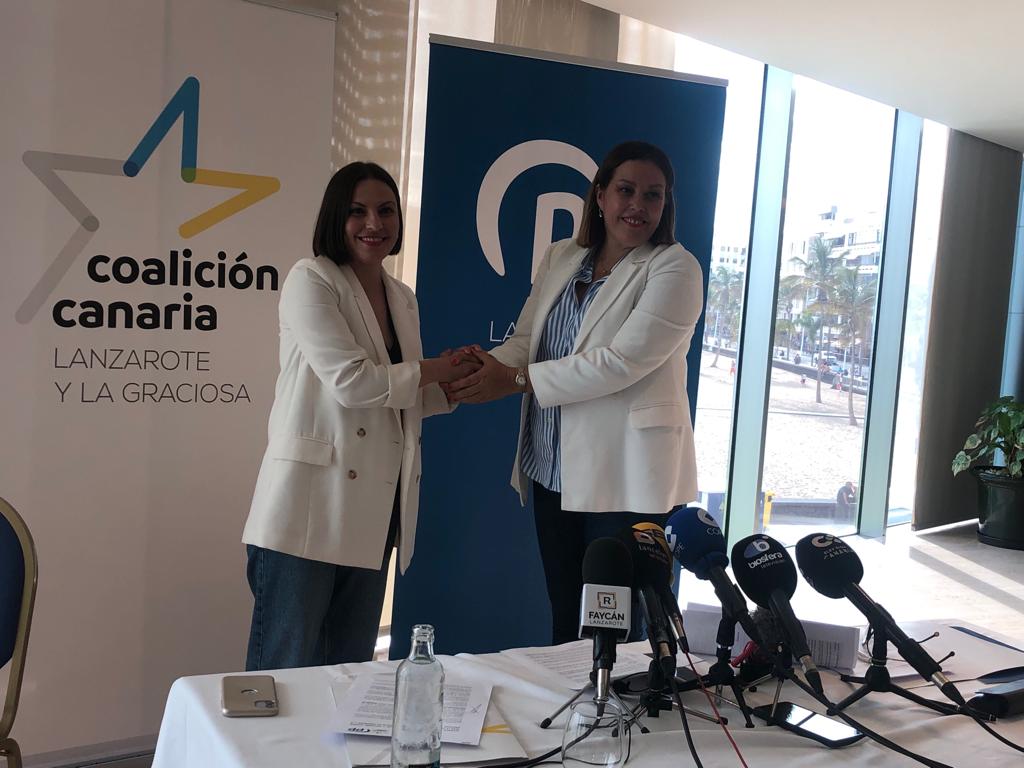 Migdalia Machín, secretaria general de CC Lanzarote, y Astrid Pérez, presidenta del PP en Lanzarote, tras firmar el acuerdo de gobierno.