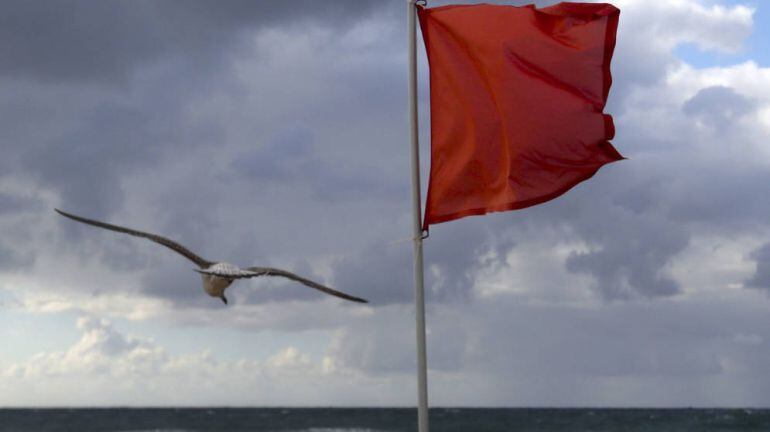 La bandera roja ondea en San Lorenzo (Gijón)