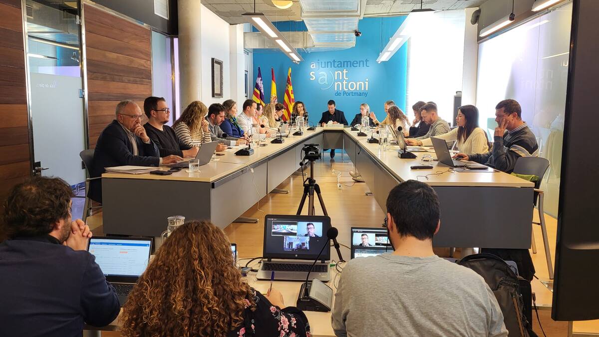 Gobierno y oposición en Sant Antoni se culpan de la parálisis que sufre el Ayuntamiento