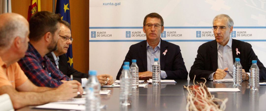 El presidente de la Xunta de Galicia, Alberto Núñez Feijóo, acompañado por el conselleiro de Industria, Francisco Conde, durante la reunión mantenida hoy con el comité de empresa de Alcoa