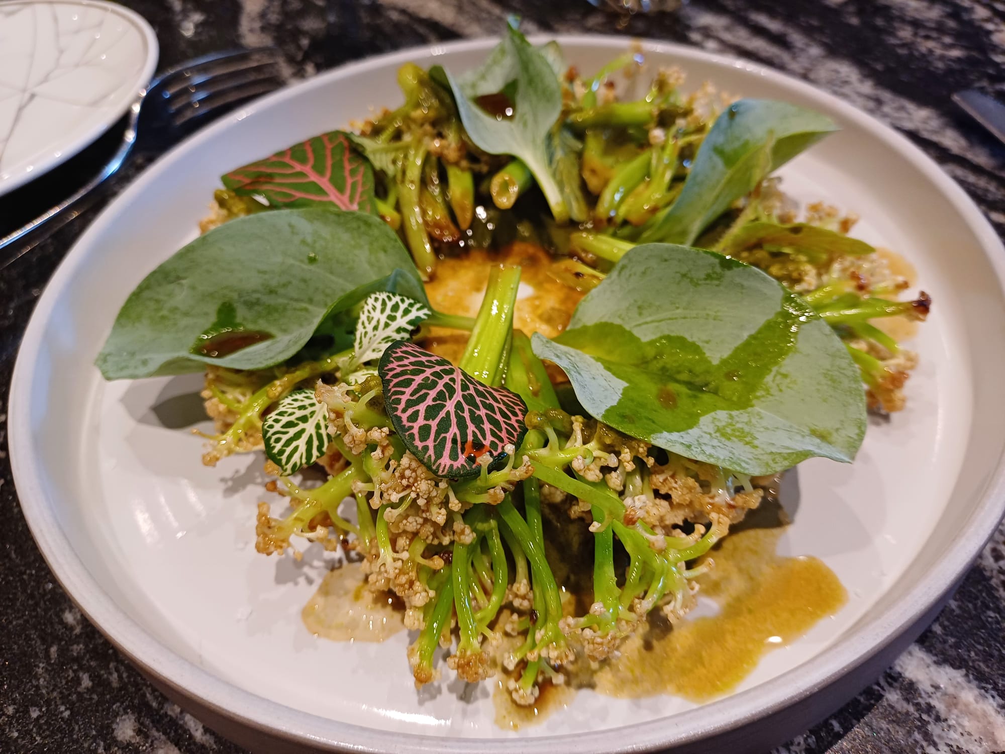 Coliflor fiorina al wok con lentejas caviar al curry (Virens).