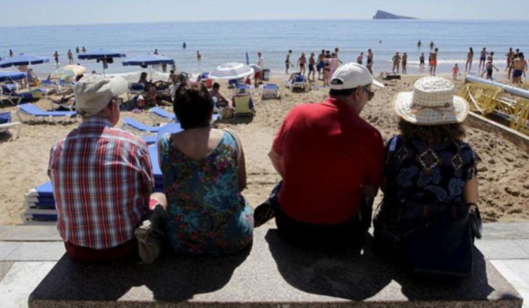 Dos parejas, tomando el sol en Benidorm