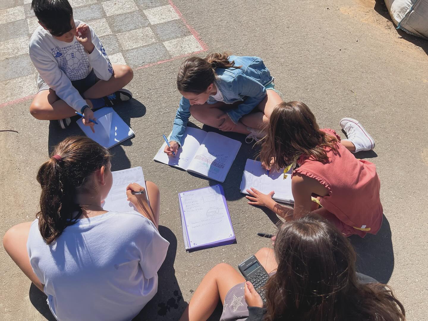 Alumnos del CEIP Plurilingüe Número 1 Tui durante una clase de matemáticas al aire libre