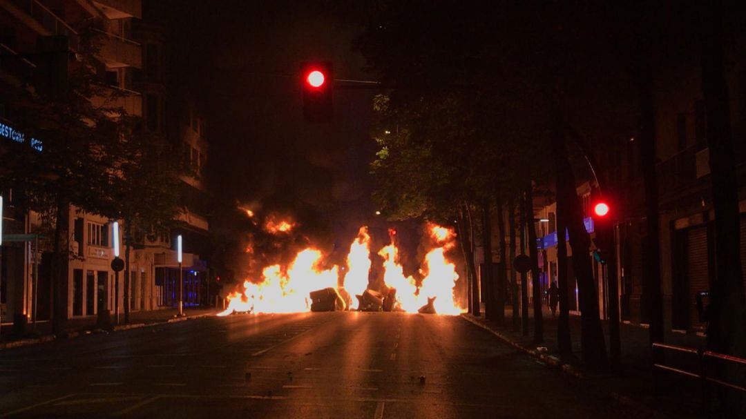 Una filera de contenidors cremant