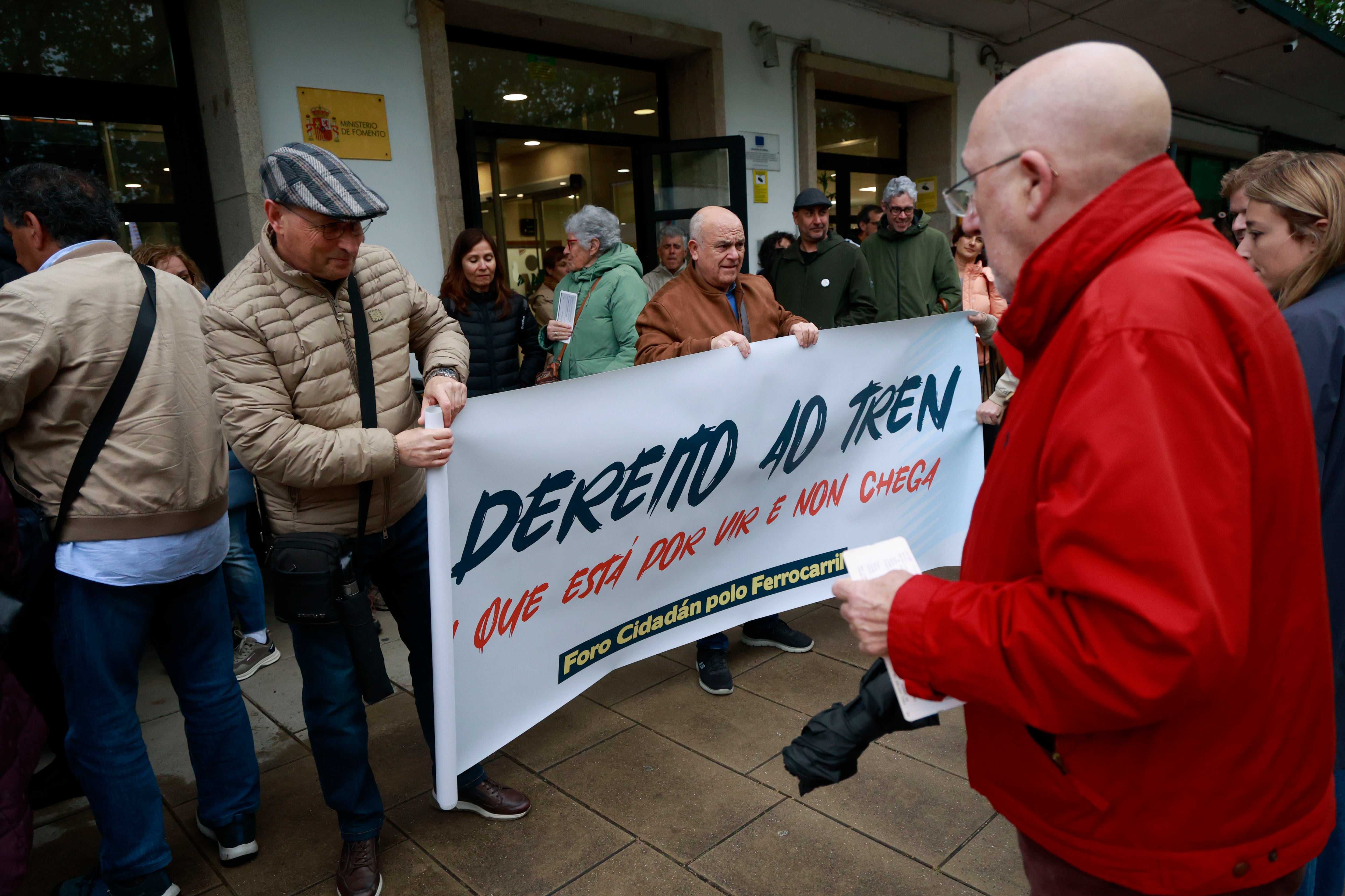 FERROL, 11/04/2026.- Miembros del Foro Cidadán polo Ferrocarril, que en noviembre desarrolló una manifestación por la modernización del tren a Ferrol, protestan este sábado en la estación de tren de Ferrol antes del inicio del viaje reivindicativo hasta Betanzos.EFE/ Kiko Delgado
