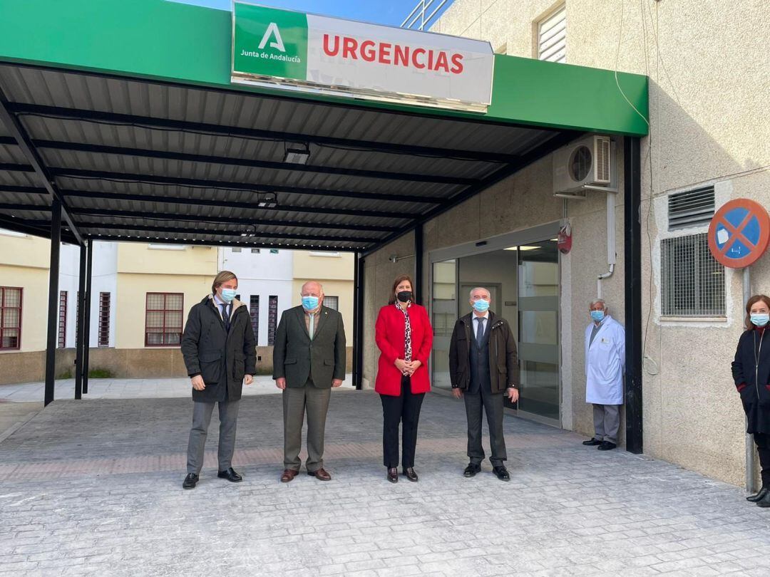 El consejero de Salud y Familias de la Junta de Andalucía, Jesús Aguirre, inaugura junto a la alcaldesa de Baena, Cristina Piernagorda, y el delegado del Gobierno andaluz en la provincia, Antonio Repullo, la reforma de Urgencias.