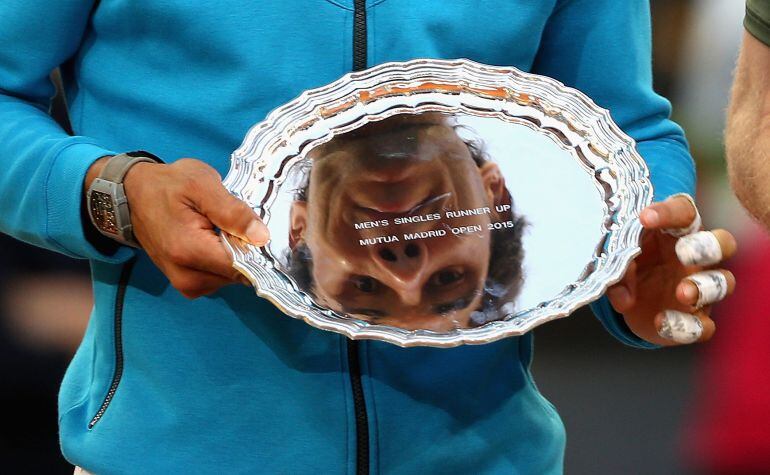 La cara de Nadal, reflejada en el plato de subcampeón