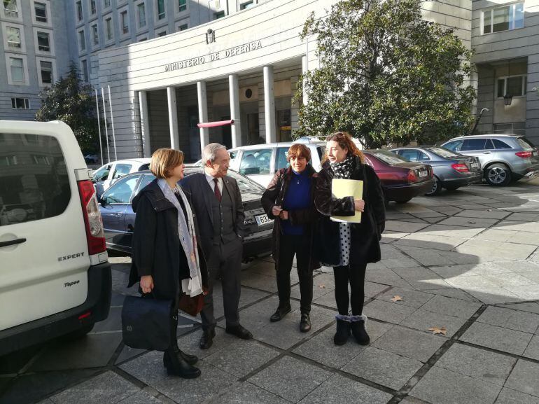 El alcalde de Oviedo, Wenceslao López, y las portavoces de Somos, PSOE e IU frente al Ministerio de Defensa en Madrid.