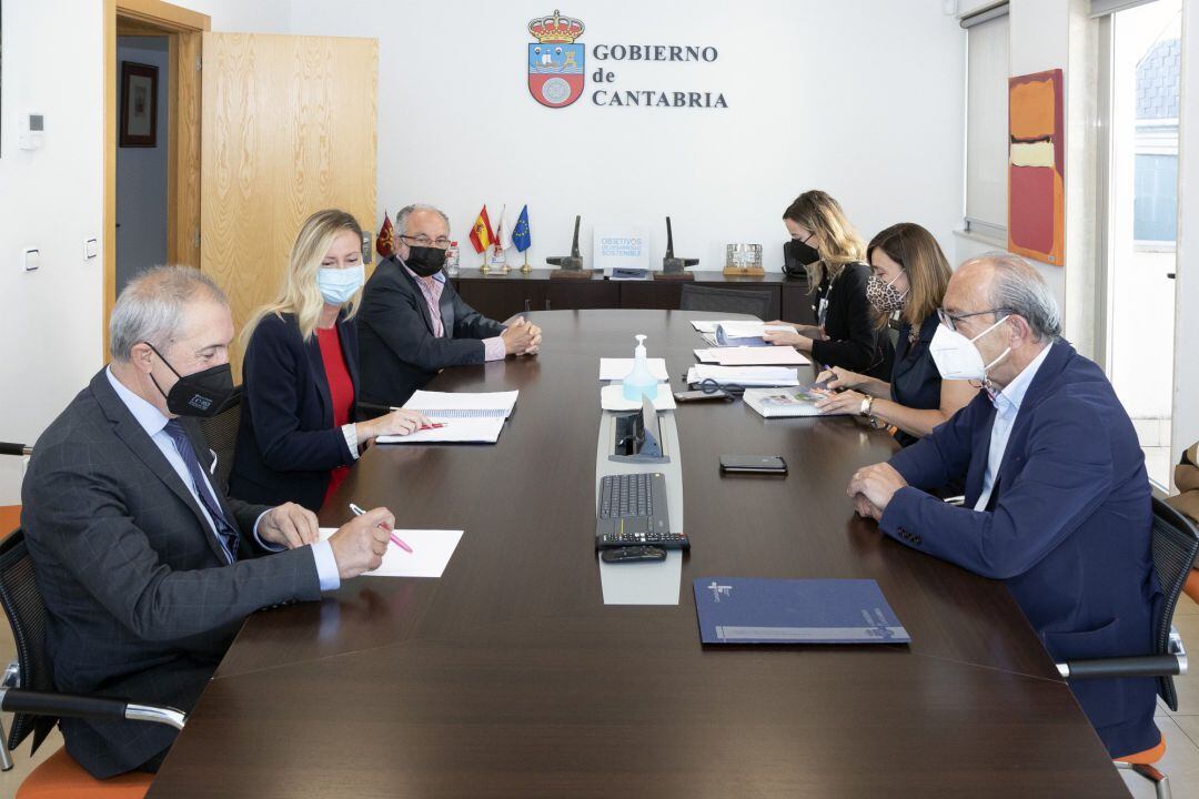 Los consejeros de Presidencia, Interior, Justicia y Acción Exterior, Paula Fernández y de Industria, Turismo, Innovación, Transporte Y Comercio, Javier López Marcano se reúnen con miembros de la Asociación de Hostelería de Cantabria.