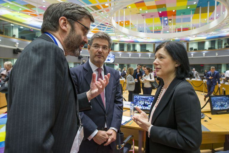 El ministro de Justicia español, Rafael Catalá, y la comisaria de Justicia, Vera Jourová