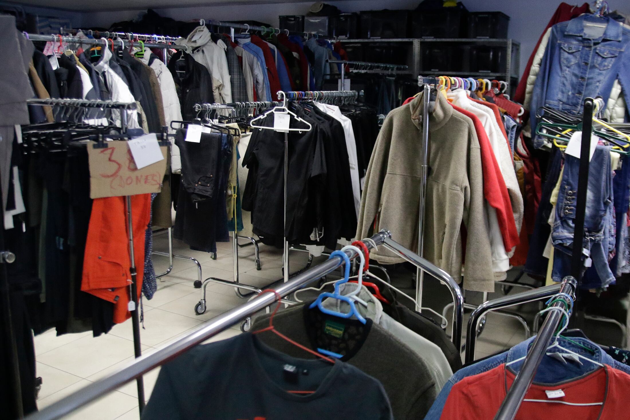 Robert de Càritas Andorrana. Enguany l'ONG ha rebut més demanda de roba d'abric de temporers que arriben sense feina.