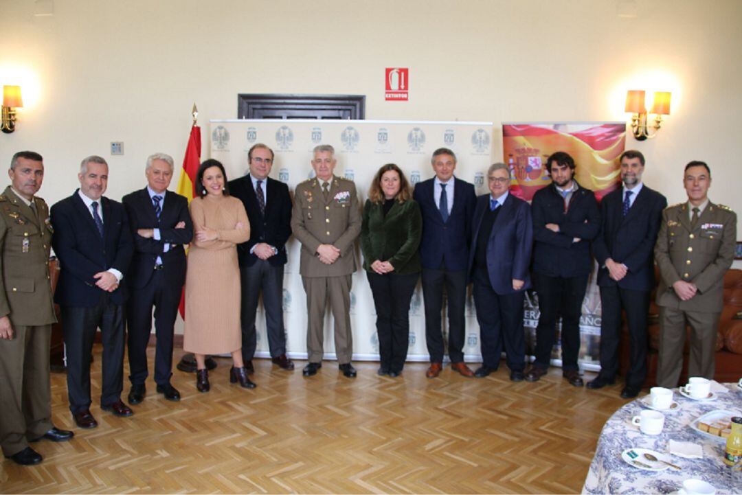 El nuevo jefe de la Fuerza Terrestre en Sevilla, el teniente general José Rodríguez García -en el centro de la imagen- junto a representantes de los distintos medios de comunicación hispalenses. El cuarto por la derecha, Antonio Yélamo, director de Radio Sevilla y de la Cadena SER Andalucía