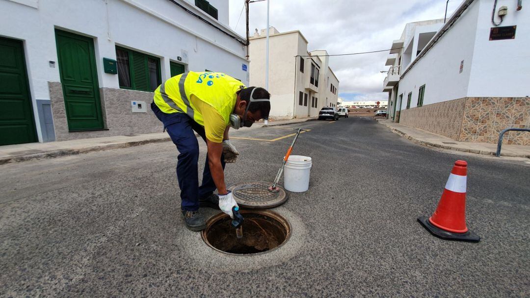 Uno de los operarios desinfectando alcantarillas de Arrecife.