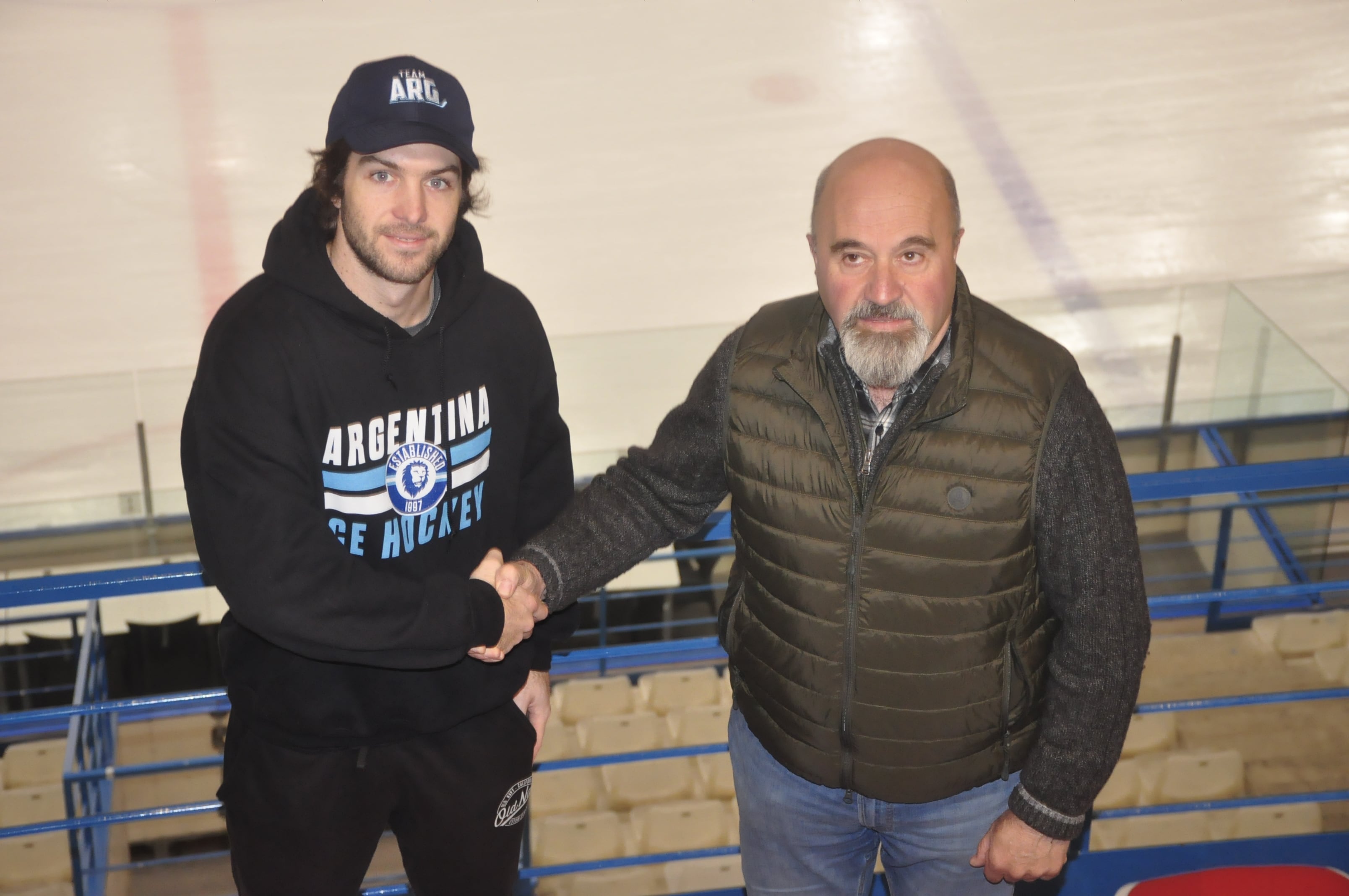 El nuevo jugador con el presidente del Club Antonio Betrán