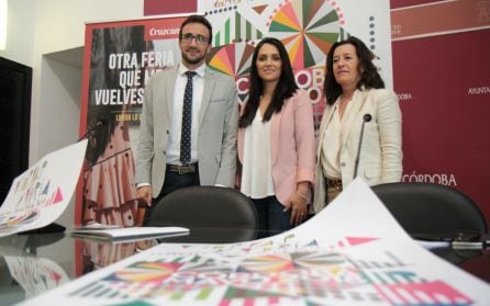 Carmen Gonzalez, en el centro, en la presentación del Mayo Festivo