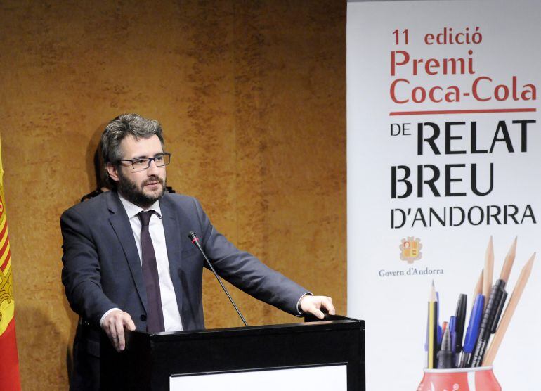 El ministre Eric Jover durant l'entrega de premis de l'11è Premi Coca-Cola de Relat Breu