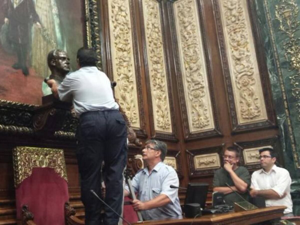 Ada Colau retira el busto del rey Juan Carlos del Ayuntamiento de Barcelona