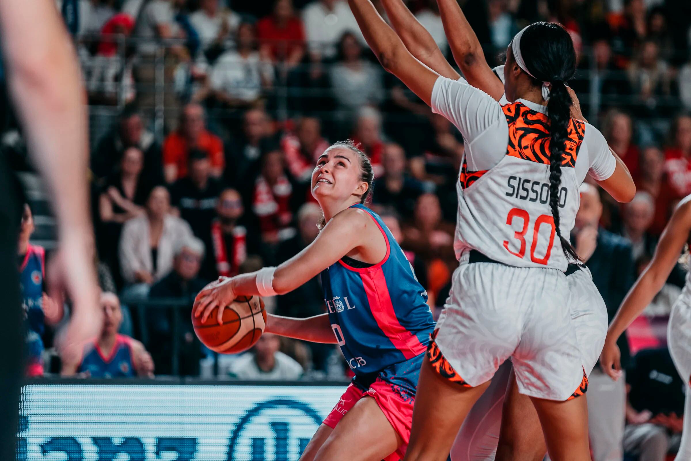 Un momento de la vuelta de la final de la Eurocup femenina de baloncesto entre el Villeneuve d´Ascq y el Baxi Ferrol, disputada este miércoles en Villeneuve d´Ascq. EFE/FIBA -SOLO USO EDITORIAL/SOLO DISPONIBLE PARA ILUSTRAR LA NOTICIA QUE ACOMPAÑA (CRÉDITO OBLIGATORIO)-.