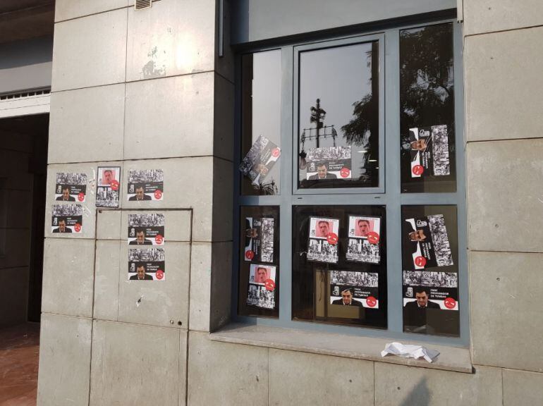 Edificio de Blanquerías lleno de pegatinas 