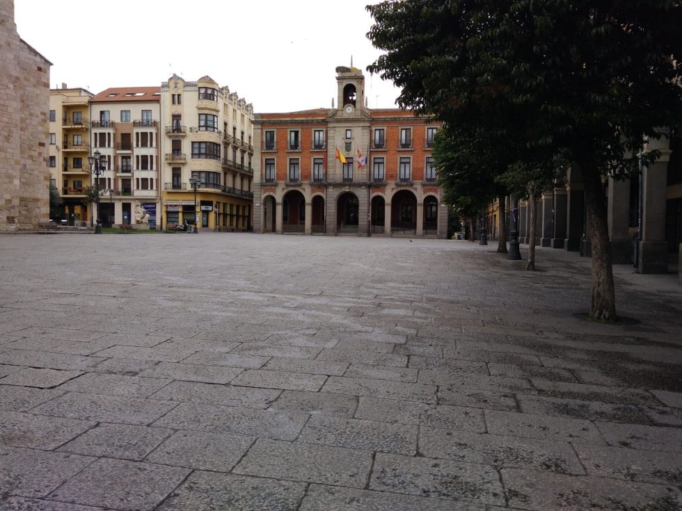 Plaza Mayor de Zamora, al fondo el ayuntamiento