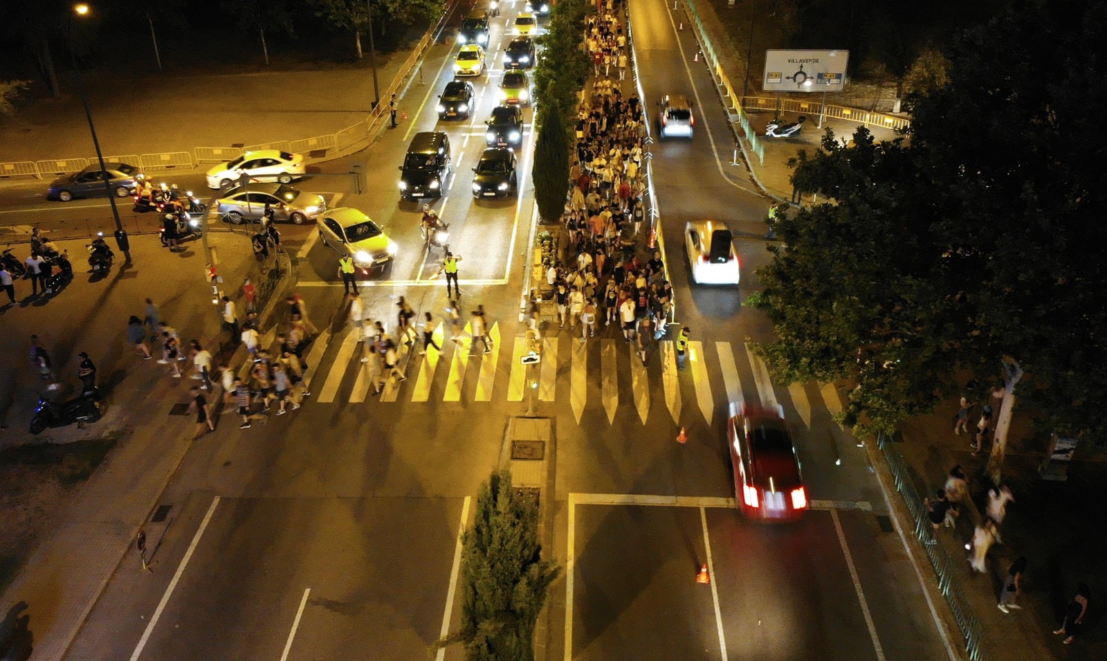 Columnas de asistentes al festival por las calles de Getafe