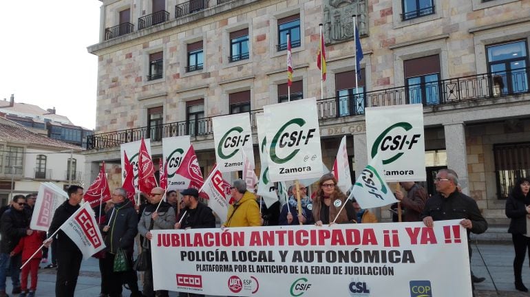 Concentración de los sindicatos policiales en la Plaza de la Constitución de Zamora