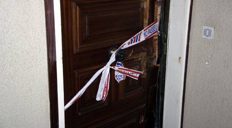 Imatge de la porta del pis on s'ha produït l'incendi 